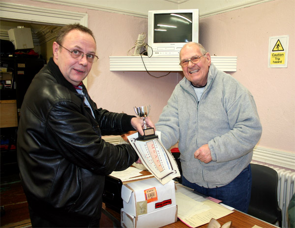 Steve M6AEI receiving the novice cup
