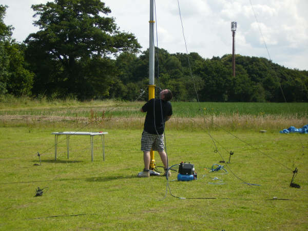 Wayne 2e0rqf
Could he be holding up the antenna :-)
