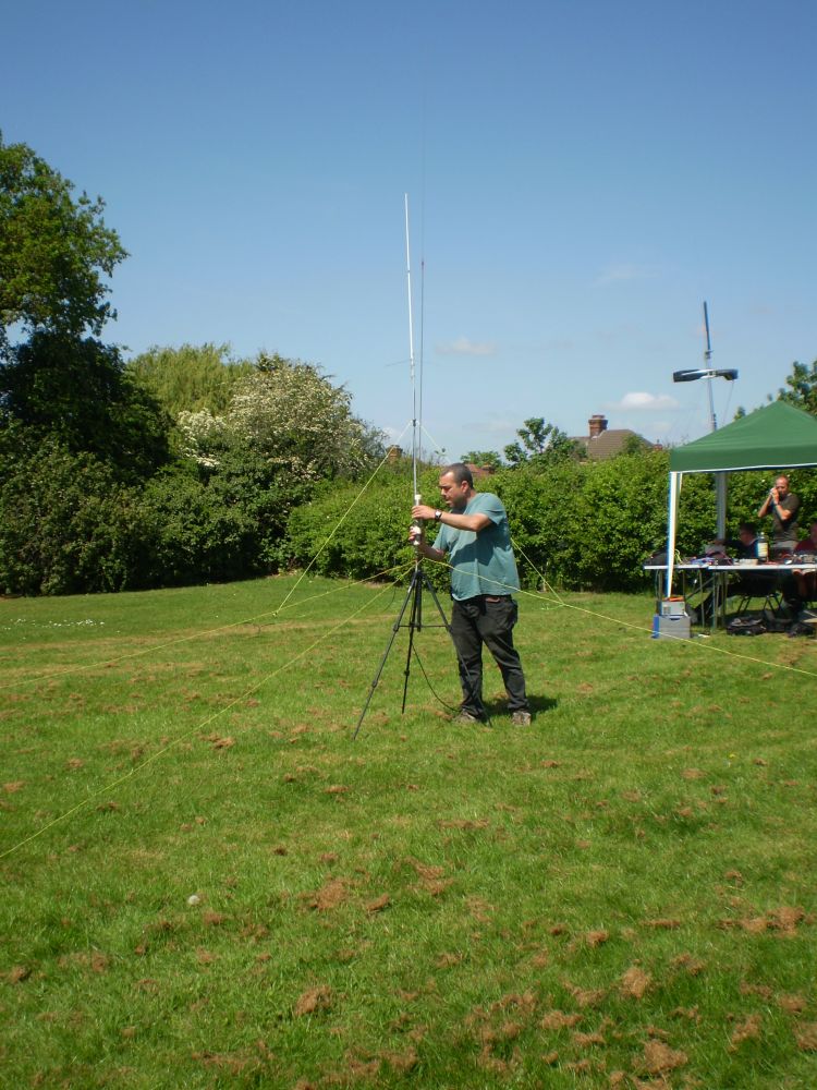Rui M7RUI
Rui M7RUI setting up his antenna
